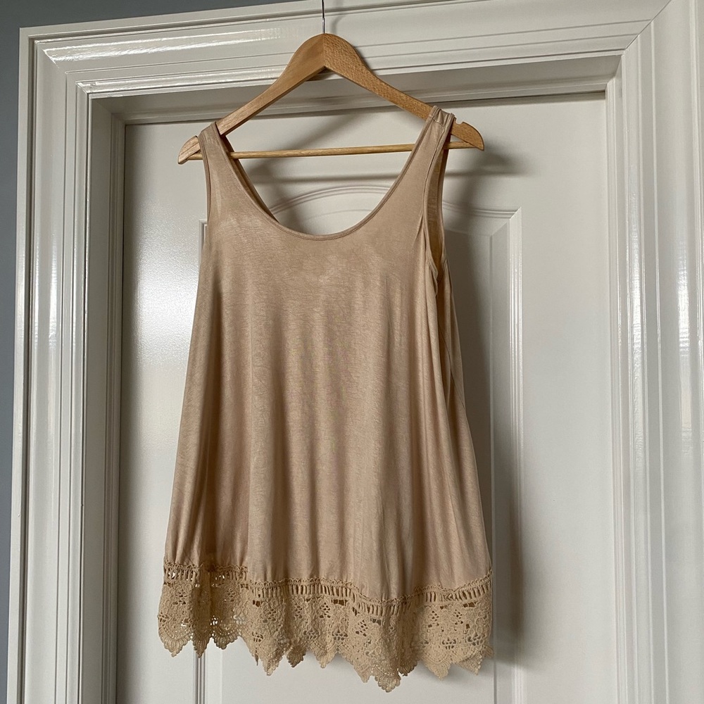 Womens tan tank top with crochet trim sz L